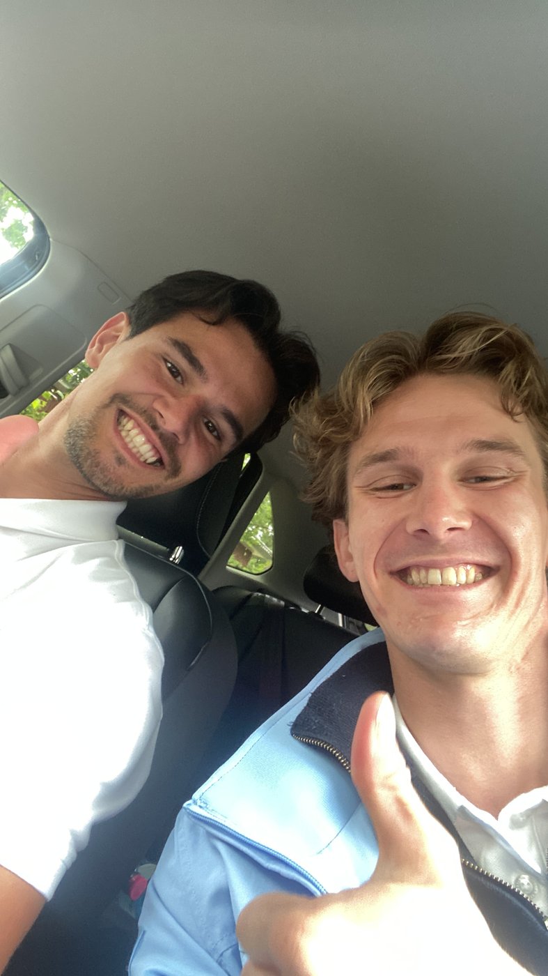 Zwei Teammitglieder im Auto