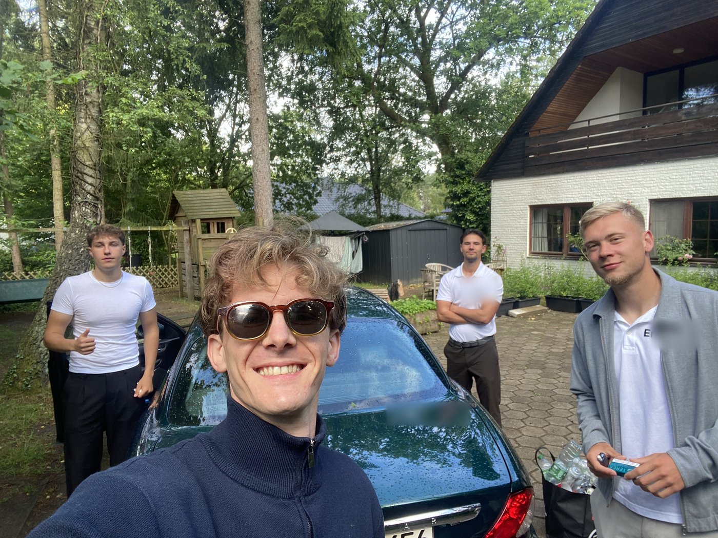 Team vor dem Haus