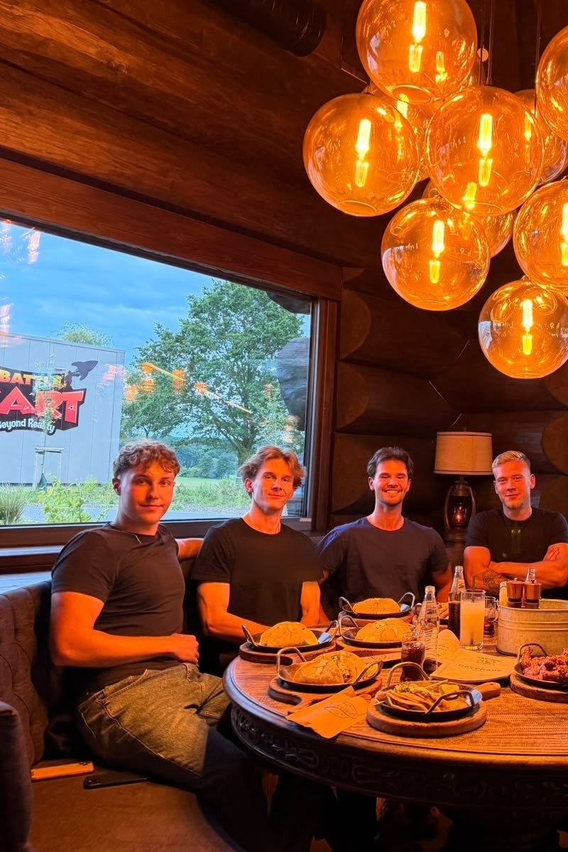 Team beim gemeinsamen Essen